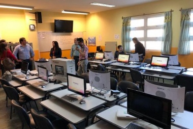 Gobierno entregó equipamiento informático al Colegio "Antártida Argentina"