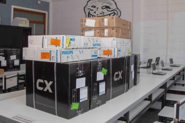 Entregaron equipamiento informático al Colegio Ernesto Sábato de Ushuaia