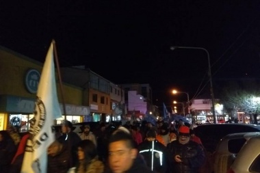 Cacerolazo en el centro de Río Grande en repudio al veto de Macri a la ley anti tarifas