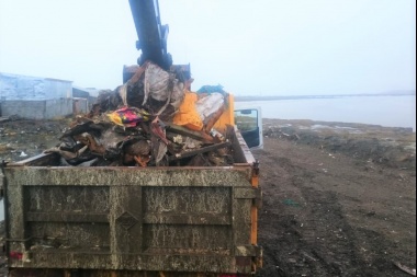 Se realizan tareas de saneamiento en la ribera del río Grande