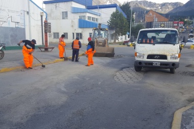 Gobierno realiza trabajos de bacheo y mejoramiento en el acceso al puerto de Ushuaia