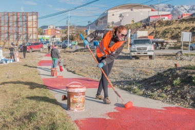 Personal municipal continúa realizando mejoras en rotondas, paseos y barrios