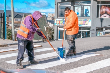 Avanzan los trabajos de pintura en sendas peatonales y señalética en el centro de Ushuaia