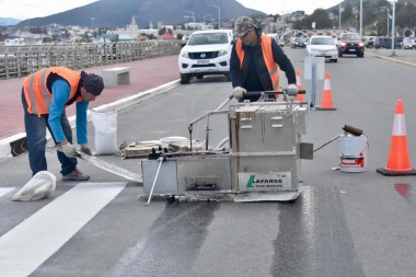 Inician trabajos de señalización de sendas peatonales y renovación de cordones en Ushuaia