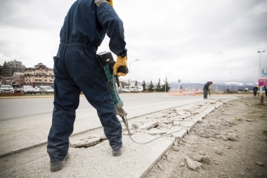 Encaran trabajos de pavimentación y remodelación de plazas y playones en Ushuaia