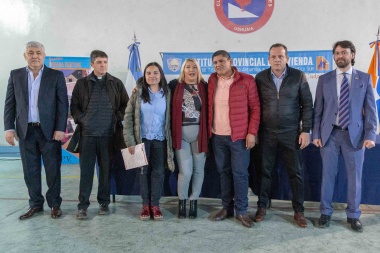 La gobernadora Bertone entregó viviendas a personal de la Policía provincial en Ushuaia
