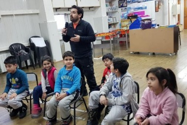 Alumnos de la Antártida charlaron por videoconferencia con alumnos de Chivilcoy