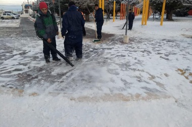 Intenso operativo del Municipio en calles y espacios públicos tras nevada en Río Grande