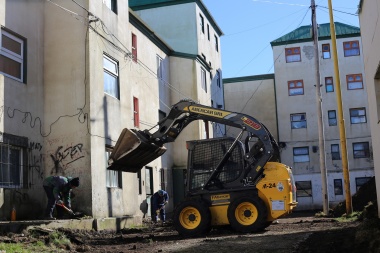 El Municipio realizó un operativo de limpieza de los patios internos de Chacra II