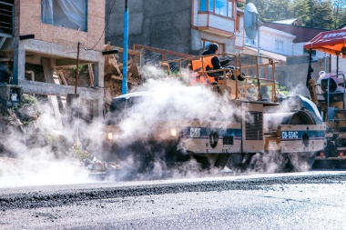 Avanzan los trabajos de repavimentación y bacheo en la Avenida Alem