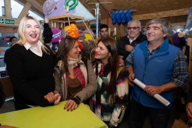 Bertone entregó aportes no reintegrables a cinco microemprendimientos de Tolhuin