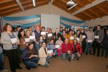La gobernadora Bertone entregó nuevos subsidios y finales de obra a vecinos de Tolhuin