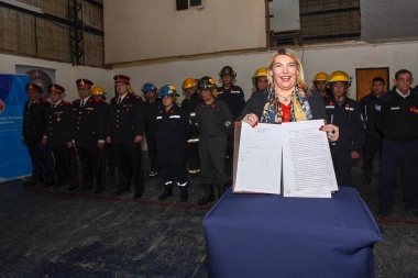 Bertone promulgó la Ley de Bomberos Voluntarios sancionada por la Legislatura