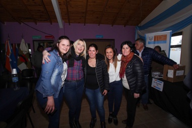 Bertone entregó maquinaria y herramientas a siete emprendedores de Tolhuin
