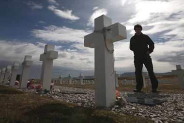 Para la Cruz Roja, el trabajo de identificación de soldados en Malvinas es un "ejemplo mundial" a seguir