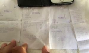 Fueguinos se sentaron a comer pizza en la peatonal de Mar del Plata y les “dolió" $ 1.650