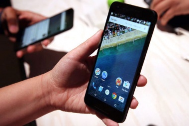 Para frenar el contrabando, en 2018 bloquearán celulares traídos del exterior sin declarar