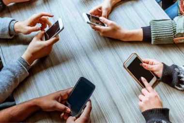 Un tercio de las personas prefieren el celular antes que a sus seres queridos
