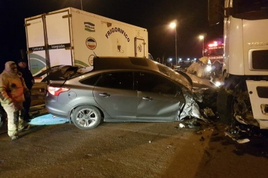 Joven chocó dos camiones estacionados y destrozó el auto de su padre