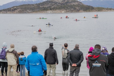 Nadar para no olvidar: 19 atletas cruzaron el Canal Beagle por la causa Malvinas