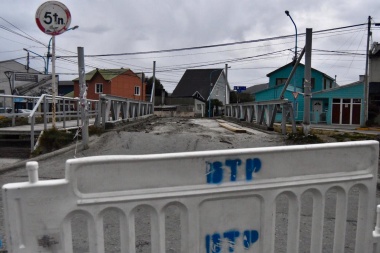 Realizan arreglos en el puente de Puerto Español sobre el Arroyo Buena Esperanza