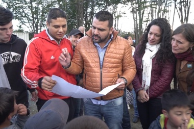 Vuoto se reunió con vecinos de los Alakalufes y analizaron obras que se realizan en ese sector