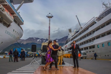 Más de 6 mil turistas fueron recibidos a puro tango en el puerto de Ushuaia