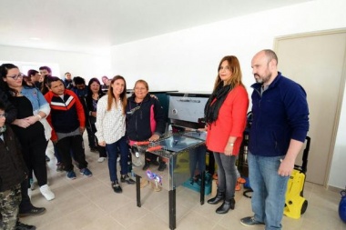 Entregaron herramientas y equipamiento a cooperativas y emprendedores de Río Grande