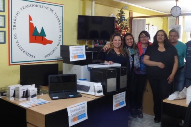 Entregan equipamiento valuado en 76 mil pesos a un cooperativa de Ushuaia