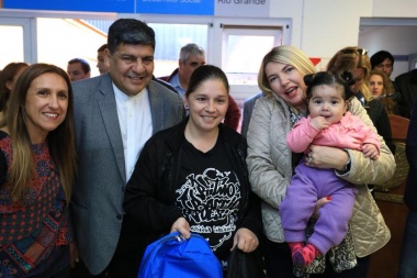 La gobernadora Bertone entregó kits escolares a familias de Río Grande