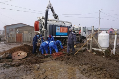 Intensificaron trabajos para desagotar calles y terrenos inundados en la Margen Sur