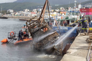 Puertos y Prefectura realizaron operativo para reflotar una embarcación hundida en 2013