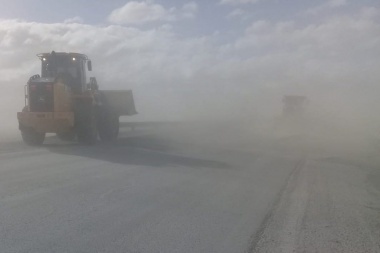 Municipio, Gendarmería y Vialidad despejaron el polvo acumulado en Circunvalación