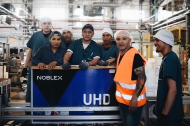 Jorge Sampaoli fue a una fábrica de televisores en Ushuaia a motivar a los empleados