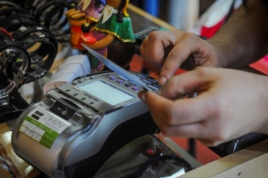 Suben de 10 a 100 pesos el gasto mínimo para pagar con débito