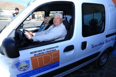 Bertone entregó nueva camioneta a Límites y Fronteras