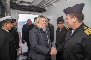 La gobernadora Rosana Bertone visitó el barco peruano "Bap Carrasco"
