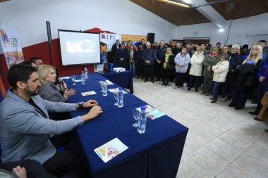 Bertone firmó el contrato para la ejecución de obras de embellecimiento de Chacra IV