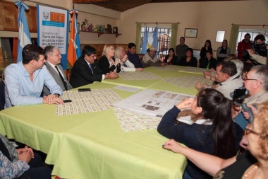 Bertone firmó el contrato para las obras del Centro de Jubilados 'Kaupen' de Ushuaia