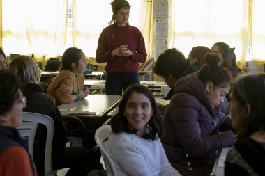 Día del maestro: uno de cada tres trabaja en más de una escuela y advierten que eso empeora la enseñanza