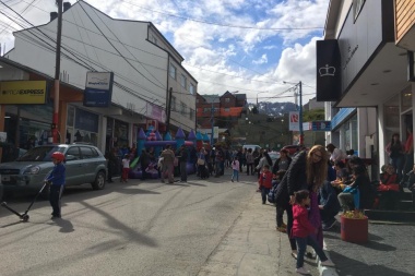 En Ushuaia, comerciantes de la calle Rosas organizan campaña solidaria para Navidad