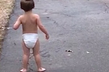 Encontraron a un bebé en pañales que caminaba solo por la calle y lo llevaron a la comisaría
