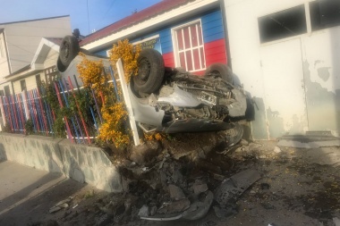 Ushuaia: impactante vuelco de un auto que terminó chocando un jardín maternal