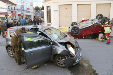 Conductor fueguino chocó y volcó en el centro de Punta Arenas dejando a seis personas heridas