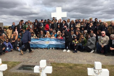 En una emotiva ceremonia, la bandera argentina volvió a desplegarse en Malvinas
