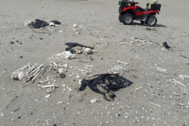 Misterio en Chubut: paseaban por la costa y encontraron 20 esqueletos humanos