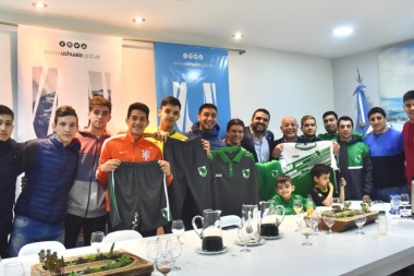 El intendente Vuoto entregó indumentaria al Club Ateneo
