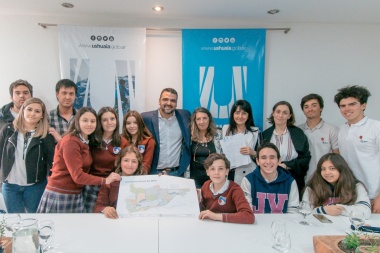 El intendente Vuoto entregó decreto al Colegio 'Julio Verne' para construir su edificio propio