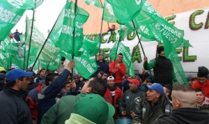 Residuos: Protesta de camioneros durante la licitación pública del servicio