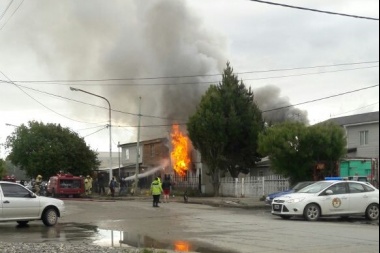 Un hombre perdió todo en incendio en el barrio Intevu